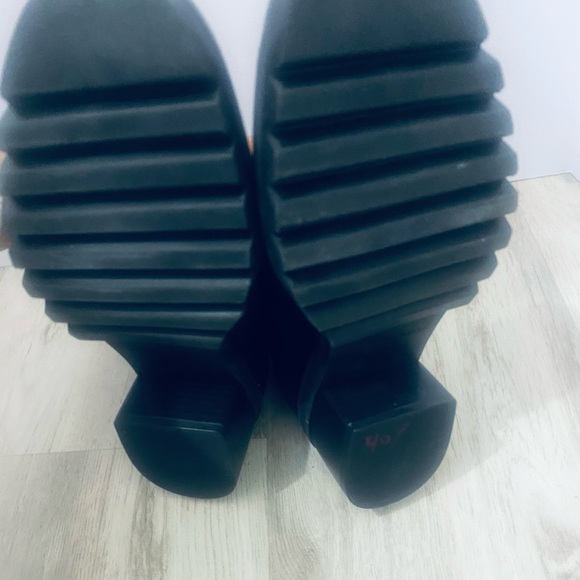 Bernardo Women's Black Ankle Boots - Picture 4 of 12